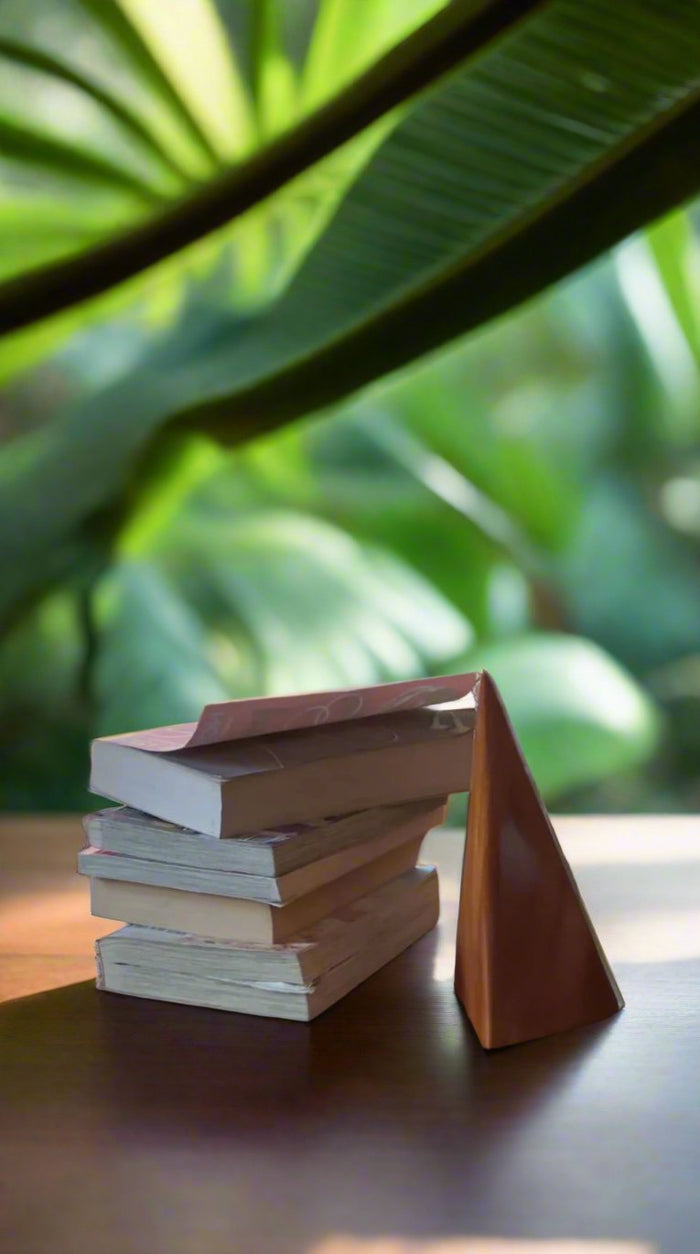 PYRAMIDA SCULPTURAL TABLE DECOR