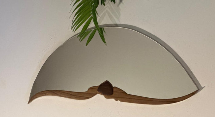 Dual purpose,minimalistic hanging sculptural mirror,which can be hanged in 2 ways.It radiates the beauty of nature