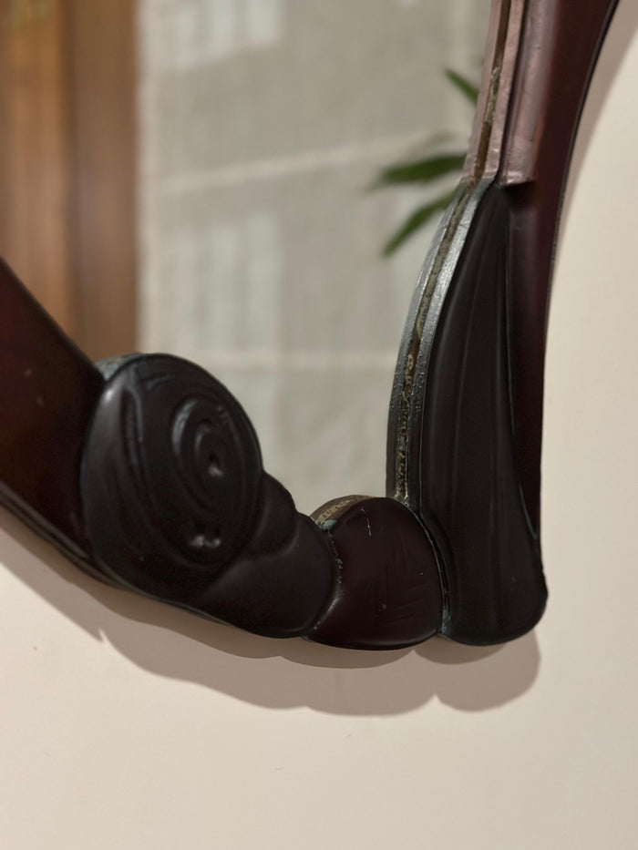 This sculptural classic combines the concept that symbolizes a baby in mother's arm at the centre.